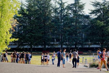 Élèves sur le campus