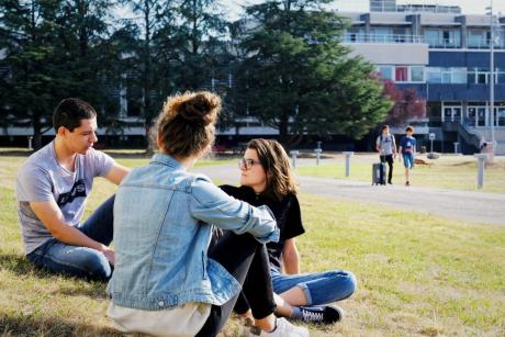 Elèves assis à l&#039;extérieur du campus