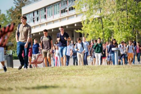 Élèves en groupe sur le campus extérieur